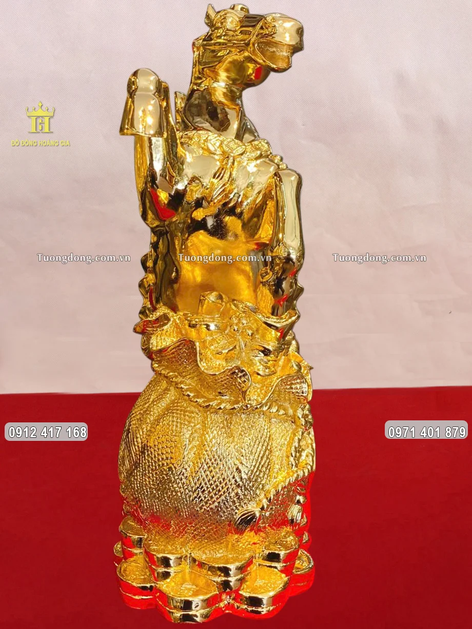 Hình ảnh chính diện linh vật ngựa